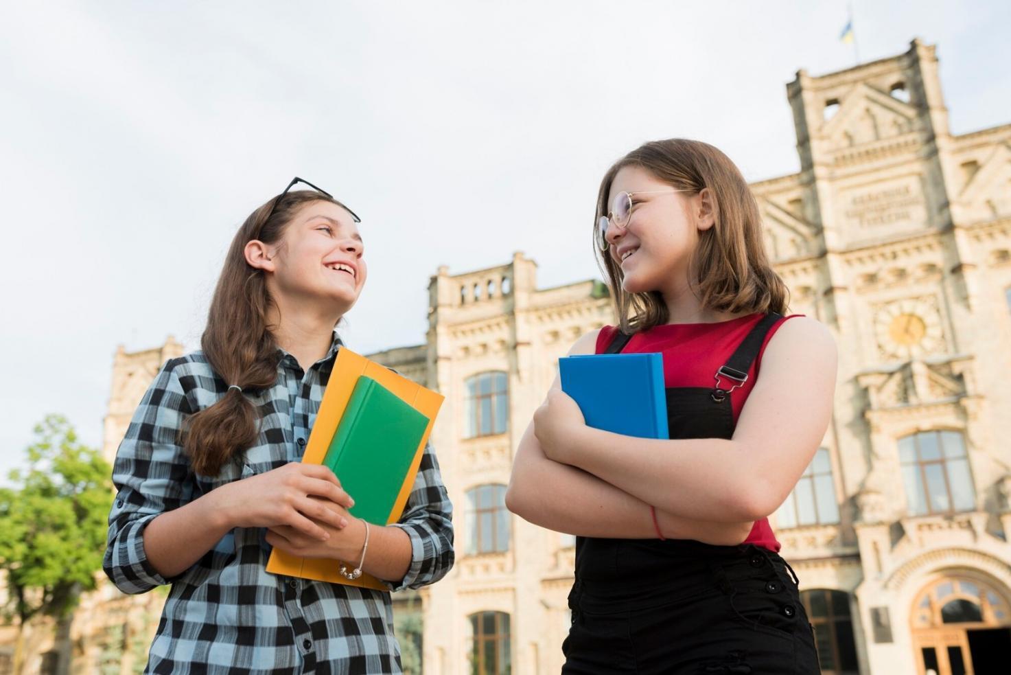 Teilnehmer arbeiten gemeinsam an Budget-Softwarelösungen