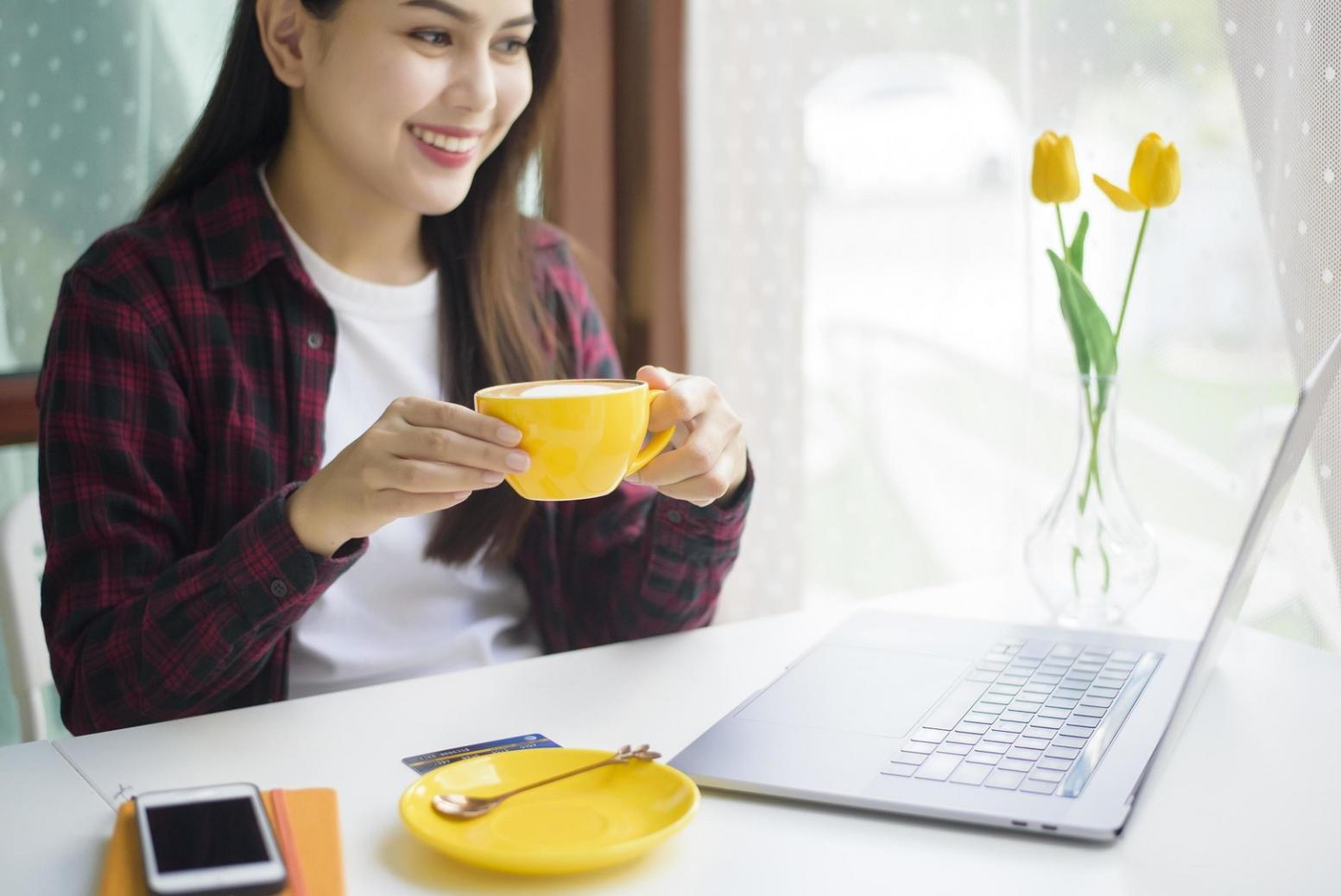 Team bei der Arbeit an Budget-Software