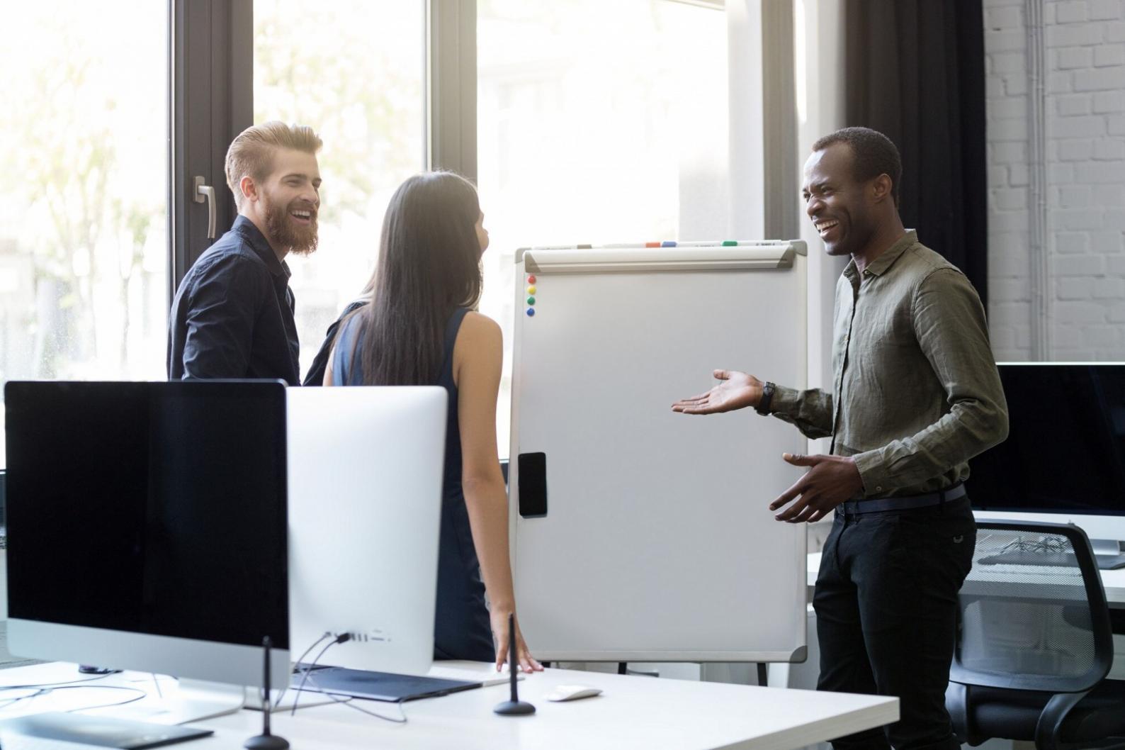 Professioneller Arbeitsplatz mit moderner Ausstattung für Finanzplanung