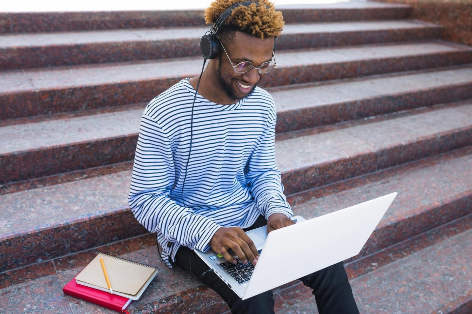 Person plant Budget mit Taschenrechner und Dokumenten