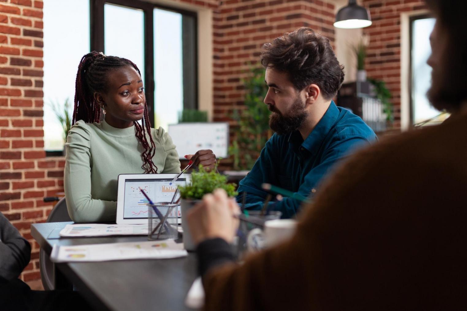 Detailaufnahme von Finanzberechnungen auf Papier